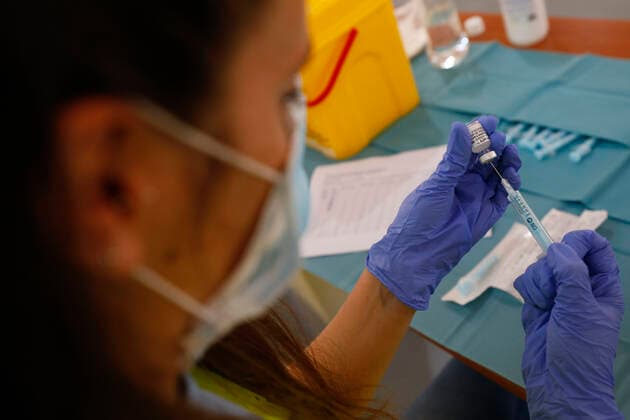 Mass Covid-19 vaccination continues in Granada, Spain. A nurse prepares a vaccine during the mass covid-19 vaccination campaign with the AstraZeneca and Comirnaty (Pfizer-BioNTech) vaccine on May 05, 2021 in Granada, Spain. Granada Granada Spain camaramartinez-masscovi210505_np7ZP  Copyright: xÃlexxCamarax