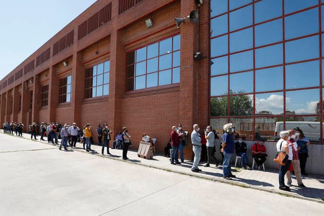Mass Covid-19 vaccination continues in Granada, Spain. A long queue of people waiting near a vaccination center during the mass covid-19 vaccination campaign with the AstraZeneca and Comirnaty (Pfizer-BioNTech) vaccine on May 05, 2021 in Granada, Spain. Granada Granada Spain camaramartinez-masscovi210505_npjhH  Copyright: xÃlexxCamarax