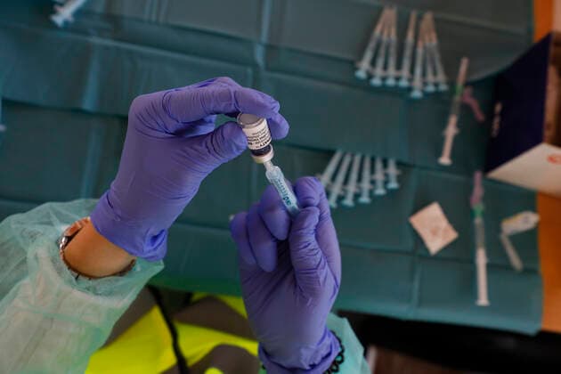 Mass Covid-19 vaccination continues in Granada, Spain. A nurse prepares a Comirnaty (Pfizer-BioNTech) vaccine during the mass covid-19 vaccination campaign with the Astrazenaca and Comirnaty (Pfizer-BioNTech) vaccine on May 05, 2021 in Granada, Spain. Granada Granada Spain camaramartinez-masscovi210505_nppaI  Copyright: xÃlexxCamarax