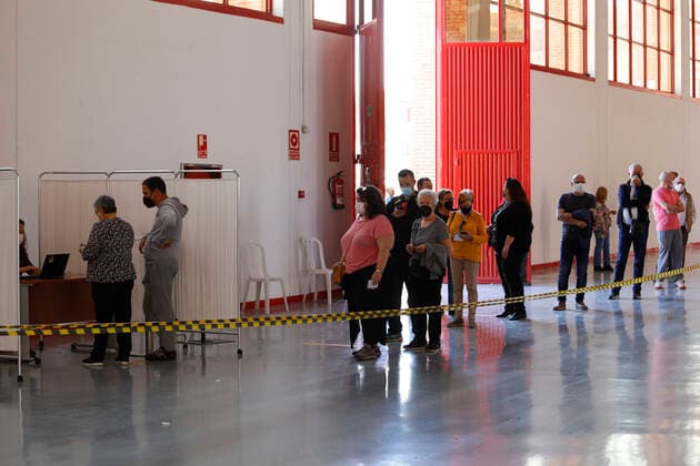 Mass Covid-19 vaccination continues in Granada, Spain. A long queue of people waiting near a vaccination center during the mass covid-19 vaccination campaign with the AstraZeneca and Comirnaty (Pfizer-BioNTech) vaccine on May 05, 2021 in Granada, Spain. Granada Granada Spain camaramartinez-masscovi210505_npSAM  Copyright: xÃlexxCamarax