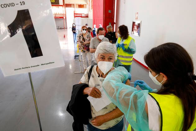 Mass Covid-19 vaccination continues in Granada, Spain. A nurse vaccinates an elderly woman during the mass covid-19 vaccination campaign with the AstraZeneca and Comirnaty (Pfizer-BioNTech) vaccine on May 05, 2021 in Granada, Spain. Granada Granada Spain camaramartinez-masscovi210505_npt1h  Copyright: xÃlexxCamarax