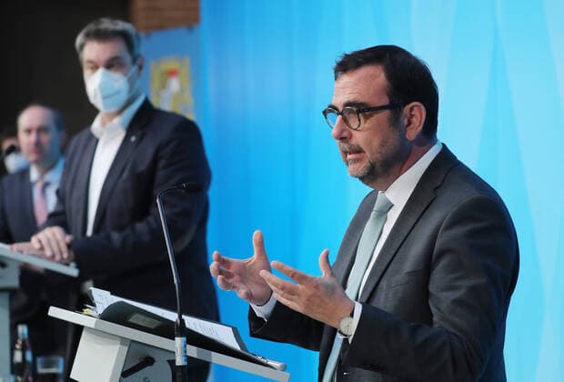 Pressekonferenz Markus Söder von Ministerpräsident Dr. Markus Söder, Wirtschaftsminister Hubert Aiwanger, Gesundheitsminister Klaus Holetschek zum Thema Lockerung bei Corona Beschränkungen Der bayerische Gesundheitsminister Klaus Holetschek daneben Markus Söder, München Bayern Deutschland Prinz-Carl-Palais