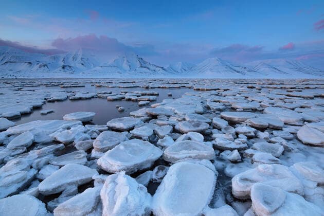 IMAGO Nature: Unsere Erde, Klimawandel, Arktische und Antarktische Eisschmelze Creative Highlights World The sun illuminated the frozen landscape, Longyearbyen, Svalbard, Norway, Europe ValerioFerraro REDA&CO 1028_14_VFE0048