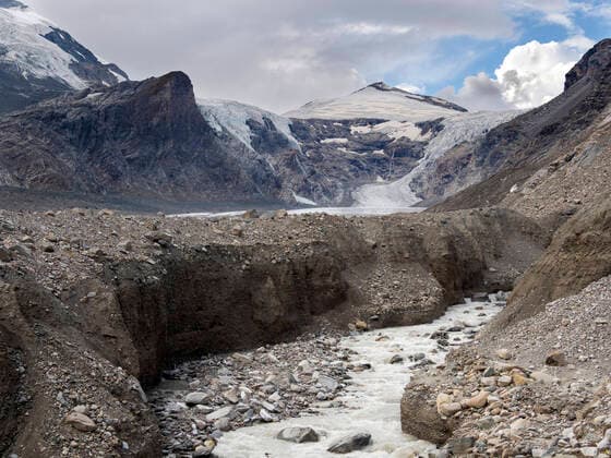 IMAGO Nature: Unsere Erde, Klimawandel, Gletscherschmelze Mount Johannisberg and glacier Pasterze at Mount Grossglockner, which is melting extremely fast due to global warming. Europe, Austria, Carinthia MartinZwick REDA&CO 1028_14_MZW13779
