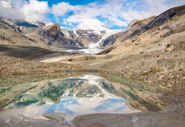 IMAGO Nature: Unsere Erde, Klimawandel, Gletscherschmelze Mount Johannisberg and glacier Pasterze at Mount Grossglockner, which is melting extremely fast due to global warming. Europe, Austria, Carinthia MartinZwick REDA&CO 1028_14_MZW13784