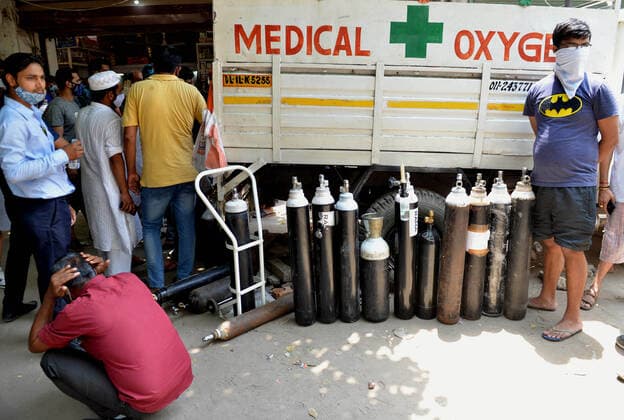 (210505) -- NEW DELHI, May 5, 2021 -- People wait to refill empty medical oxygen cylinders for COVID-19 patients in front of a shop in New Delhi, India, May 5, 2021. ) INDIA-NEW DELHI-COVID-19-OXYGEN CYLINDERS ParthaxSarkar 