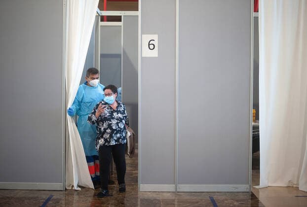 May 5, 2021, Malaga, Spain: A health worker wearing a personal protective equipment suite (PPE) seen during a massive vaccination at Fair and Congresses Palace..Health regional authorities have retimed again the vaccination with doses of Pfizer BioNTech inside large and secure places following all protective measures, as part of massive vaccination One million plan after the announcement of Andalusian government to inoculate around 600.000 vaccines during the week. Malaga Spain - ZUMAs197 20210505_zaa_s197_027 Copyright: xJesusxMeridax