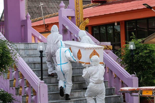May 5, 2021, Nonthaburi, Thailand: (EDITORS NOTE: Image depicts death).Rescue workers wearing personal protective equipment suites (PPE) carry a coffin of a COVID-19 victim for crematorium during a free cremation funeral service for a COVID-19 victim with monks in attendance of the ceremony at Wat Bang Muang, in Nonthaburi province. .The government on Wednesday reported 15 new Covid-19 deaths, bringing the toll to 318, and 2,112 new cases, raising the total to 74,900. Nonthaburi Thailand - ZUMAs197 20210505_zaa_s197_077 Copyright: xChaiwatxSubprasomx