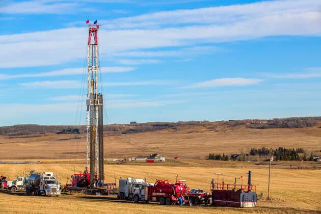 IMAGO Nature: Unsere Erde, Umweltverträgliche Herausforderungen des 21. Jahrhunderts, Fracking Triple rig drilling equipment at the site of an oil well; Alberta, Canada  Copyright: LiteboxxProductions 33339974