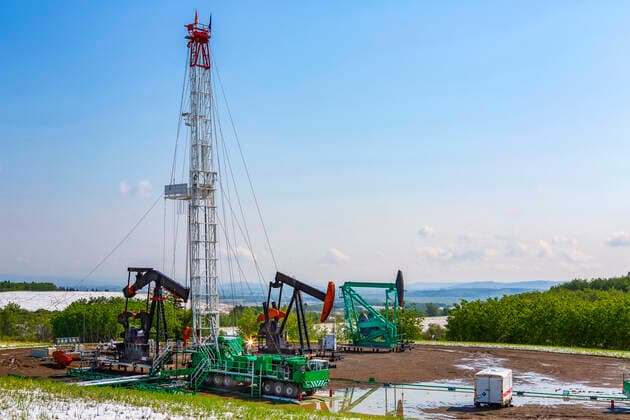 IMAGO Nature: Unsere Erde, Umweltverträgliche Herausforderungen des 21. Jahrhunderts, Fracking A pumpjacks and triple rig drilling equipment sit in the foothills of the Canadian Rockies; Alberta, Canada  Copyright: LiteboxxProductions 33339983