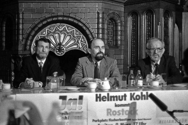 Wolfgang Schnur in der Wendezeit als IM enttarnt - 06.03.1990 - Rostock: Noch vor der ersten freien Volkskammerwahl verkündeten am 6. März 1990 Ernst-Ekkehard Kornmilch, Rainer Eppelmann und Karl-Ernst Eppler (v.l.) im Rostocker Haus der Demokratie, dass der Vorsitzende des Demokratischen Aufbruchs Wolfgang Schnur inoffizieller Mitarbeiter der Staatssicherheit war. Damals gründeten CDU, DA und DSU das Wahlbündnis Allianz für Deutschland. Rostock Mecklenburg-Vorpommern Deutschland