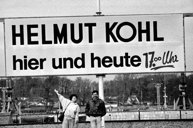 HELMUT KOHL - hier und heute 17.00 Uhr - Jubel für den Gastredner - 09.03.1990 - Rostock: Kanzler Helmut Kohl nutzte die Euphorie der DDR-Wendezeit und sprach am 9. März 1990 um 17 Uhr in Rostock, noch vor der ersten freien Volkskammerwahl, zu rund 100 000 Menschen auf dem Parkplatz an der Fischerbastion. Nicht alle sind mit dem Gastredner und CDU-Wahlkampfhelfer einer politischen Meinung. Rostock Mecklenburg-Vorpommern Deutschland *** HELMUT KOHL here and today 5 p.m. Cheers for the guest speaker 09 03 1990 Rostock Chancellor Helmut Kohl used the euphoria of the GDR turnaround time and spoke on 9 March 1990 at 5 p.m. in Rostock, even before the first free Volkskammer election, to about 100,000 people on the parking lot at the Fischerbas
