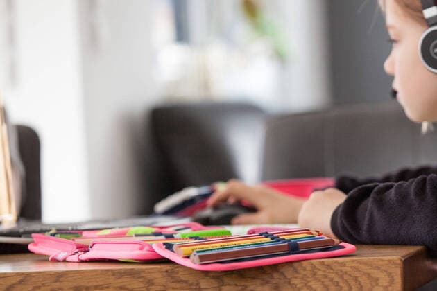 Bamberg, Deutschland 05. Mai 2021: Ein Kind sitzt an einem Wohnzimmertisch im Elternhaus und löst Aufgaben in einem Schulheft. Auf dem Tisch steht ein aufgeklappter Laptop, neben dem Rechner liegen Bücher und Hefte mit weiteren Schulutensilien für das Homeschooling. Bayern *** Bamberg, Germany 05 May 2021 A child sits at a living room table in his parents home, solving assignments in an exercise book On the table is an unfolded laptop, next to the computer are books and notebooks with other school supplies for homeschooling Bayern Copyright: xFotostandx xK.xSchmittx