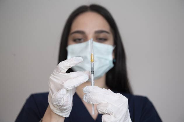 A nurse prepares the Pfizer BioNTech COVID-19 vaccine in Ankara, Turkey, on May 5, 2021. Turkey has confirmed 41,883 deaths and 4,955,594 positive cases of the coronavirus infection in the country. ( Copyright: AbdurrahmanxAntakyalix-xDepoxPho 17129907