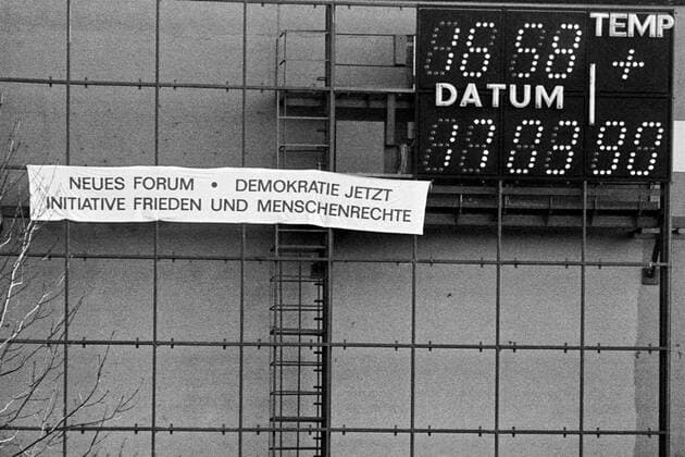 Countdown Volkskammerwahl - 18.03.1990 - Rostock: Countdown zur ersten freien DDR Volkskammerwahl am 18. März 1990 in Rostock. Auch das Wahlbündnis Neues Forum, Demokratie Jetzt, Initiative Frieden und Menschenrechte tritt an. Rostock Mecklenburg-Vorpommern Deutschland *** Countdown Volkskammerwahl 18 03 1990 Rostock Countdown to the first free GDR Volkskammer election on 18 March 1990 in Rostock Also the election alliance New Forum, Democracy Now, Initiative Peace and Human Rights competes Rostock Mecklenburg Western Pomerania Germany