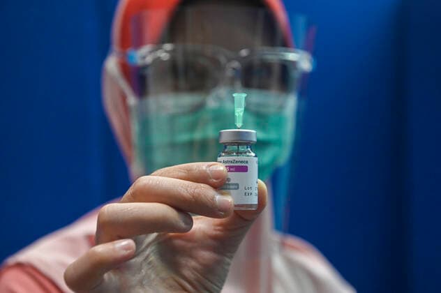 Malaysia Kicked Off The Optional Voluntarily AstraZeneca Vaccination Programme A Malaysian health worker shows the empty vial of the AstraZeneca Covid-19 vaccine at a special vaccination center set up at the Universiti Kebangsaan Malaysia in Bangi, Malaysia on Wednesday, May 5, 2021. Malaysia is allowing people to use AstraZeneca s Covid vaccine on a voluntary basis and has excluded the shots from its inoculation program amid public concerns about their safety. Bangi Malaysia hazim-malaysia210505_npcL7  Copyright: xZahimxMohdx