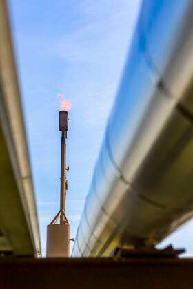 IMAGO Nature: Unsere Erde, Umweltverträgliche Herausforderungen, Methan Close-Up view of large, steel line pipe and refinery burner with natural gas flare; Alberta, Canada  Copyright: LiteboxxProductions 33339877