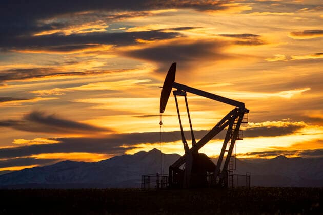 IMAGO Nature: Unsere Erde, Umweltverträgliche Herausforderungen, Fracking IMAGO Nature: Unsere Erde, Ressourcen, Erdöl Pumpjack in a field in the foothills and the snow-covered Rocky mountains in the background with a glowing sky at sunset; Alberta, Canada  Copyright: LiteboxxProductions 33339920
