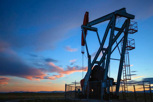 IMAGO Nature: Unsere Erde, Umweltverträgliche Herausforderungen, Fracking IMAGO Nature: Unsere Erde, Ressourcen, Erdöl Pumpjack in a field with a glowing sky at sunset and the Rocky Mountains in the distance; Alberta, Canada  Copyright: LiteboxxProductions 33339925