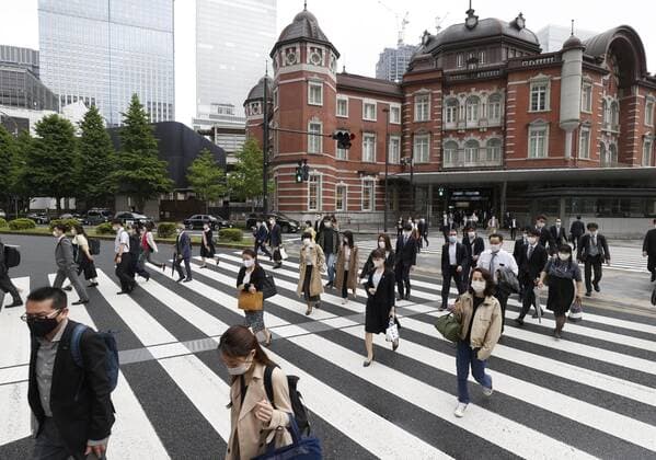 Commuters in Tokyo after Golden Week holiday period People wearing face masks walk in front of Tokyo Station amid the coronavirus pandemic during the morning commute on May 6, 2021, the first weekday after the end of the Golden Week holiday period in Japan. 