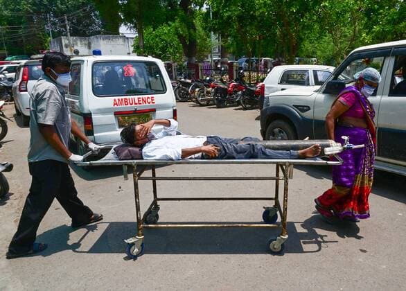 May 6, 2021: Prayagraj: Family members shift a COVID19 patient to Swaroop Rani Neharu Hospital in Allahabad on Thursday, May 06, 2021. - ZUMAv115 20210506_zap_v115_008 Copyright: xPrabhatxKumarxVermax