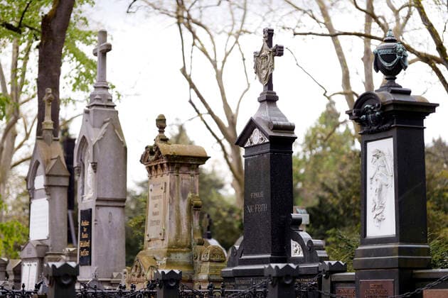 Gräber auf dem Melaten-Friedhof. Seit Beginn der Pandemie wurden laut Robert Koch-Institut 80.000 Todesfälle in Verbindung mit Covid-19 nachgewiesen. (Themenbild, Symbolbild) Köln, 05.05.2021
