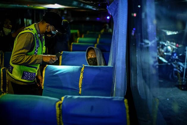 May 6, 2021, Merak, Banten, Indonesia: Police officers stop and check the completeness of bus passengers heading to Merak Port, Banten. The blocking of homecoming is done to prevent the spread of Covid-19 ahead of Eid al-Fitr. Merak Indonesia - ZUMAz107 20210506_zip_z107_007 Copyright: xMuhammadxZaenuddinx
