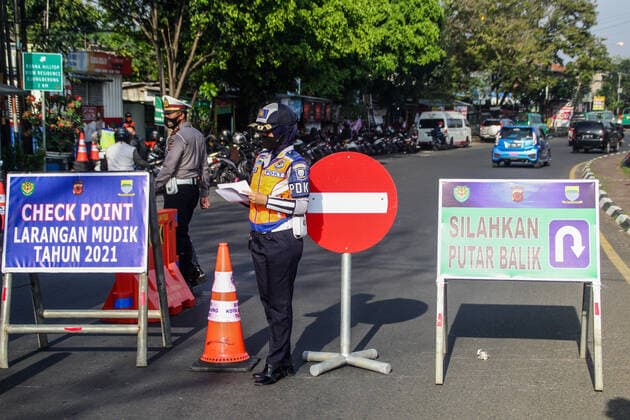 Implementation Of Prohibition Travel Ban Homecoming In Bandung Officers count the stopped vehicles at a checkpoint to inspect motorists as Indonesian authorities ban annual mass migration, known as Mudik to curb the spread of COVID-19 on May 6, 2021 in Bandung, Indonesia on May, 6, 2021. The government has begun to impose a ban annual mass migration homecoming by establishing a vehicle blocking post to overturn vehicles outside the area that are going to Bandung City. Bandung Indonesia sugita-notitle210506_nplSf  Copyright: xAlgixFebrixSugitax
