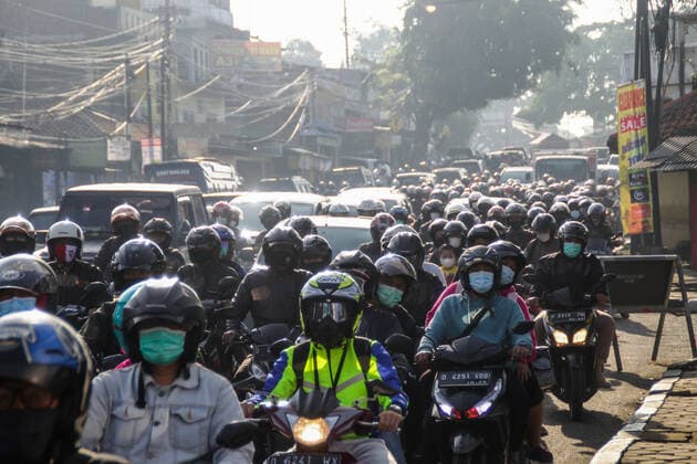 Implementation Of Prohibition Travel Ban Homecoming In Bandung Vehicles stuck in traffic at a checkpoint to inspect motorists as Indonesian authorities ban annual mass migration, known as Mudik to curb the spread of COVID-19 on May 6, 2021 in Bandung, Indonesia on May, 6, 2021. The government has begun to impose a ban annual mass migration homecoming by establishing a vehicle blocking post to overturn vehicles outside the area that are going to Bandung City. Bandung Indonesia sugita-notitle210506_npQvX  Copyright: xAlgixFebrixSugitax