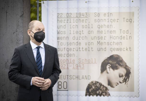 Bilder des Jahres 2021, News 05 Mai News Themen der Woche KW18 News Bilder des Tages Bundesfinanzminister Olaf Scholz, SPD, aufgenommen im Rahmen der Ausstellungseroeffnung zu Sophie Scholl des Internationalen Auschwitz-Komitees und der Gedenkstaette Deutscher Widerstand in der Landesvertretung Niedersachen in Berlin. 06.05.2021. Berlin Deutschland *** Federal Minister of Finance Olaf Scholz, SPD, taken at the opening of the exhibition on Sophie Scholl by the International Auschwitz Committee and the German Resistance Memorial in the State Representation of Lower Saxony in Berlin 06 05 2021 Berlin Germany Copyright: xFelixxZahn photothek.netx