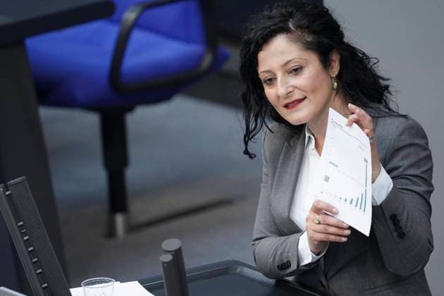 227. Sitzung Deutscher Bundestag Plenum und Debatte in Berlin Aktuell, 06.05.2021, Berlin, Cansel Kiziltepe (SPD) zeigt dem Plenum eine Grafik zum Thema Vermoegensbildung bei ihrer Rede zum Thema Vermoegensabgabe bei der 227. Sitzung des Deutschen Bundestag in Berlin Berlin Berlin Deutschland *** 227 Session German Bundestag Plenary and debate in Berlin Current, 06 05 2021, Berlin, Cansel Kiziltepe SPD shows the plenary a graphic on the subject of asset formation during her speech on the subject of asset tax at the 227 Session German Bundestag in Berlin Berlin Germany