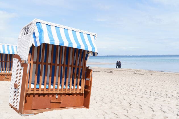 Vorbereitung auf Wiedereröffnung ab 08. Mai 2021 - Tourismus in der Modellregion Lübecker Bucht, die sich aus der Stadt Neustadt in Holstein mit Pelzerhaken und Rettin, der Gemeinde Sierksdorf, der Gemeinde Scharbeutz mit Haffkrug sowie der Gemeinde Timmendorfer Strand mit Niendorf zusammensetzt;Vorbereitung auf Wiedereröffnung ab 08. Mai 2021 - Tourismus in der Modellregion Lübecker Bucht, die sich aus der Stadt Neustadt in Holstein mit Pelzerhaken und Rettin, der Gemeinde Sierksdorf, der Gemeinde Scharbeutz mit Haffkrug sowie der Gemeinde Tim, Scharbeutz Schleswig-Holstein Deutschland Strand