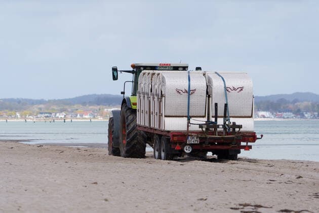 Vorbereitung auf Wiedereröffnung ab 08. Mai 2021 - Tourismus in der Modellregion Lübecker Bucht, die sich aus der Stadt Neustadt in Holstein mit Pelzerhaken und Rettin, der Gemeinde Sierksdorf, der Gemeinde Scharbeutz mit Haffkrug sowie der Gemeinde Timmendorfer Strand mit Niendorf zusammensetzt;Vorbereitung auf Wiedereröffnung ab 08. Mai 2021 - Tourismus in der Modellregion Lübecker Bucht, die sich aus der Stadt Neustadt in Holstein mit Pelzerhaken und Rettin, der Gemeinde Sierksdorf, der Gemeinde Scharbeutz mit Haffkrug sowie der Gemeinde Tim, Scharbeutz Schleswig-Holstein Deutschland Strand