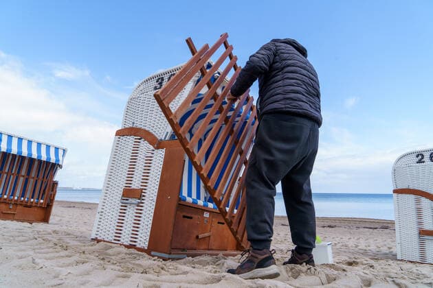 Vorbereitung auf Wiedereröffnung ab 08. Mai 2021 - Tourismus in der Modellregion Lübecker Bucht, die sich aus der Stadt Neustadt in Holstein mit Pelzerhaken und Rettin, der Gemeinde Sierksdorf, der Gemeinde Scharbeutz mit Haffkrug sowie der Gemeinde Timmendorfer Strand mit Niendorf zusammensetzt;Vorbereitung auf Wiedereröffnung ab 08. Mai 2021 - Tourismus in der Modellregion Lübecker Bucht, die sich aus der Stadt Neustadt in Holstein mit Pelzerhaken und Rettin, der Gemeinde Sierksdorf, der Gemeinde Scharbeutz mit Haffkrug sowie der Gemeinde Tim, Scharbeutz Schleswig-Holstein Deutschland Strand