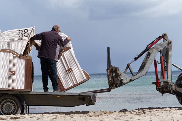 Vorbereitung auf Wiedereröffnung ab 08. Mai 2021 - Tourismus in der Modellregion Lübecker Bucht, die sich aus der Stadt Neustadt in Holstein mit Pelzerhaken und Rettin, der Gemeinde Sierksdorf, der Gemeinde Scharbeutz mit Haffkrug sowie der Gemeinde Timmendorfer Strand mit Niendorf zusammensetzt;Vorbereitung auf Wiedereröffnung ab 08. Mai 2021 - Tourismus in der Modellregion Lübecker Bucht, die sich aus der Stadt Neustadt in Holstein mit Pelzerhaken und Rettin, der Gemeinde Sierksdorf, der Gemeinde Scharbeutz mit Haffkrug sowie der Gemeinde Tim, Scharbeutz Schleswig-Holstein Deutschland Strand