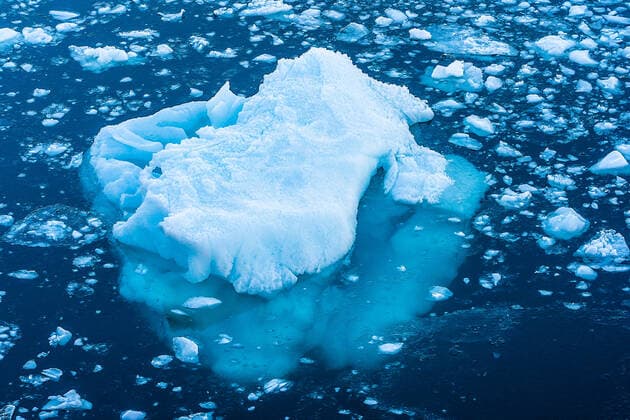 Icerbergs 1 Icebergs near Ilulissat, Greenland. Climate change is having a profound effect in Greenland with glaciers and the Greenland ice cap retreating. Ilulissiat Greenland pedersen-icebergs210504_npR62  Copyright: xUlrikxPedersenx