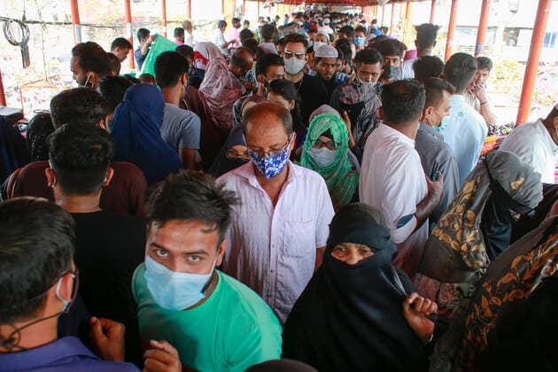News Bilder des Tages May 6, 2021, Dhaka, Bangladesh: Bangladeshi people throng a market without caring for physical distancing crucial for checking coronavirus (COVID-19) spread, in Dhaka, Bangladesh, May 6, 2021. The Bangladesh government allowed all stores and shopping malls to reopen altering the lockdown rules ahead of the Eid al-Fitr festival. Dhaka Bangladesh - ZUMAd117 20210506_zap_d117_001 Copyright: xSuvraxKantixDasx