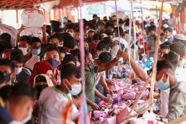 May 6, 2021, Dhaka, Bangladesh: Bangladeshi people throng a market without caring for physical distancing crucial for checking coronavirus (COVID-19) spread, in Dhaka, Bangladesh, May 6, 2021. The Bangladesh government allowed all stores and shopping malls to reopen altering the lockdown rules ahead of the Eid al-Fitr festival. Dhaka Bangladesh - ZUMAd117 20210506_zap_d117_014 Copyright: xSuvraxKantixDasx
