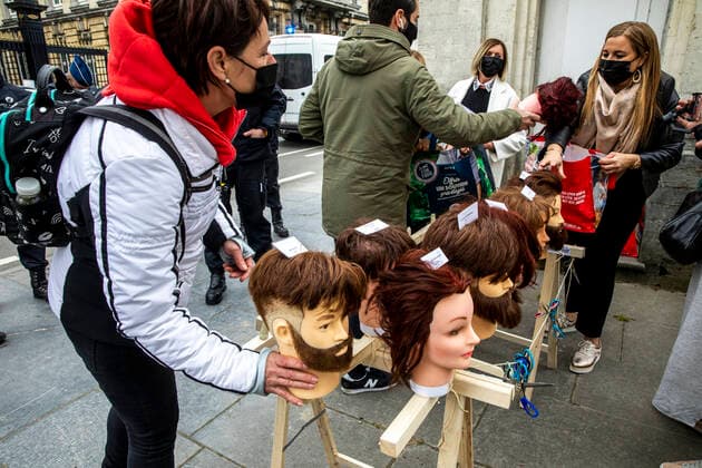 Illustration picture shows a hairdressers protest outside a plenary session of the chamber at the federal parliament in Brussels, Thursday 06 May 2021.  HATIMxKAGHAT 2711918
