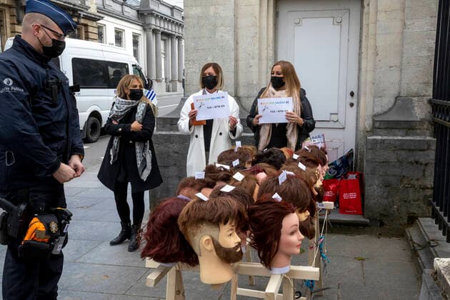News Bilder des Tages Police intervene at a hairdressers protest outside a plenary session of the chamber at the federal parliament in Brussels, Thursday 06 May 2021.  HATIMxKAGHAT 2711925
