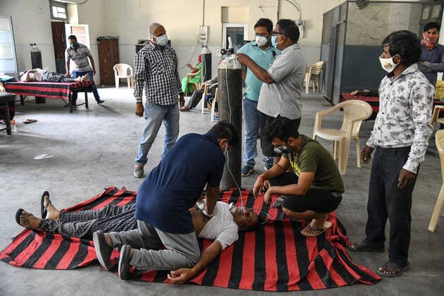 Death of a covid-19 victim in India (EDITORS NOTE: image depicts death) Death of a covid-19 victim in an oxygen relief centre in Ajmer, Rajasthan. Ajmer Rajasthan India Copyright: ShaukatxAhmed