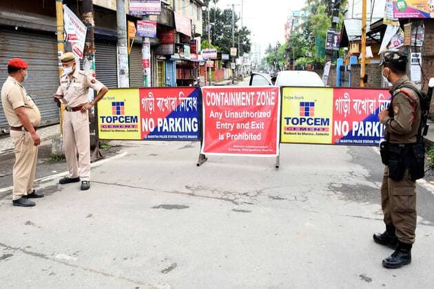 Coronavirus Emergency In India Security personnel keep vigil at the Beltola which was sealed as a COVID-19 containment zone after detection of some cases, in Guwahati ,India on May 6,2021. Kolkata India hazarika-notitle210506_npQJd  Copyright: xAnuwarxHazarikax