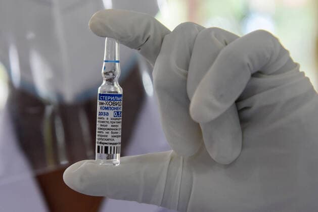 Coronavirus Emergency In Sri Lanka Health worker shows Sputnik V Coronavirus vaccination in Colombo, Sri Lanka May 6, 2021 Colombo Sri Lanka jayawardana-notitle210506_npQP7  Copyright: xAkilaxJayawardanax