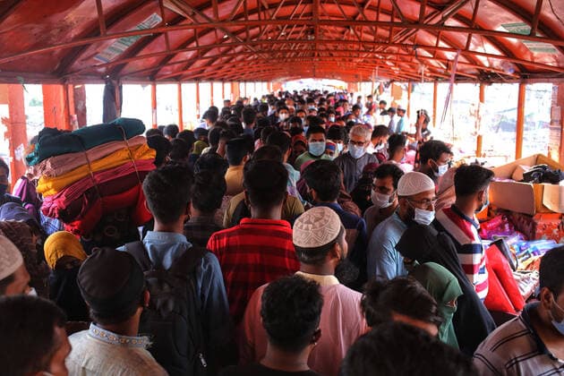 May 6, 2021, Dhaka, Bangladesh: People are rushing to the supermarkets and shopping malls before eid during the COVID-19 pandemic. They were seen not maintain any kind of social distancing while they were in market on May 06, 2021. Dhaka Bangladesh - ZUMAh355 20210506_zip_h355_006 Copyright: xMd.xRakibulxHasanx