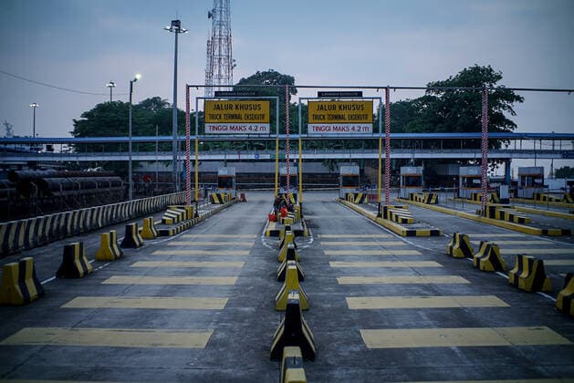 May 5, 2021, Merak, Banten, Indonesia: Quiet atmosphere in Merak Port, Banten, Thursday (6 5 2021) night. The flow of crossings at Merak Port has decreased due to the homecoming ban rules that came into force on May 6-17, 2021 to prevent the spread of COVID-19. Merak Indonesia - ZUMAz107 20210505_zip_z107_026 Copyright: xMuhammadxZaenuddinx