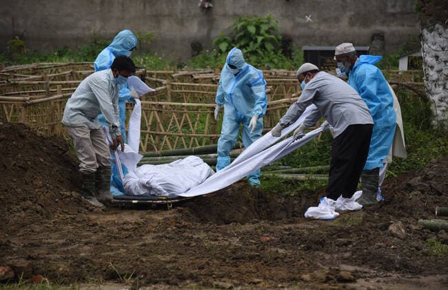 May 6, 2021, Guwahati, Assam, India: Family members along with Health workers bury a person who died due to COVID-19 disease at Athgaon Kabarsthan in Guwahati Assam India. Guwahati India - ZUMAd163 20210506_zip_d163_002 Copyright: xDasarathxDekax