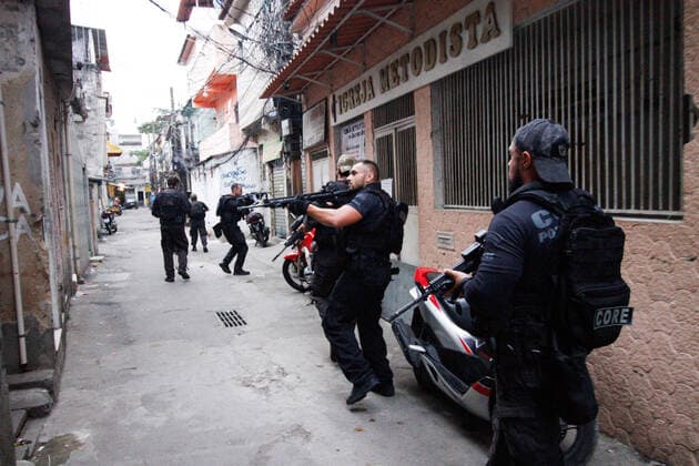 Bilder des Jahres 2021, News 05 Mai News Themen der Woche KW18 News Bilder des Tages May 6, 2021, Rio de Janeiro, Brazil: Civil Police operation against drug trafficking in the Jacarezinho slum, in Rio de Janeiro, left 23 people dead and provoked intense gunfire. According to the corporation, civil police officer Andre Frias, shot in the head, and 22 suspects died in the action.  Copyright: xJosexLucenax