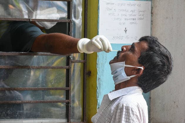 May 6, 2021, Kolkata, West Bengakl, India: A health worker collects a sample for COVID-19 test at a hospital in Kolkata. India has seen a surge of Covid-19 victims and cases in recent weeks. Kolkata India - ZUMAc211 20210506_zip_c211_004 Copyright: xDebarchanxChatterjeex