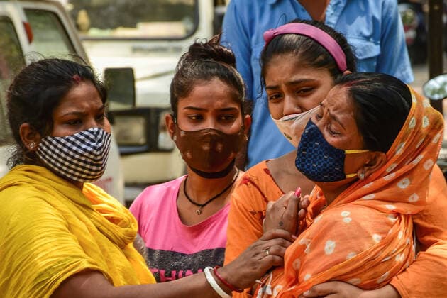 May 6, 2021, New Delhi, India: Women mourn the death of a family member, who died due to the coronavirus disease outside the mortuary of LNJP Hospital..India has recorded 21.512 M total cases, 17.629 M recovered and 4,210 deaths due to coronavirus disease..Delhi government Lok Nayak Jai Prakash Narayan Hospital (LNJP), is one of the largest facilities for coronavirus disease (Covid-19) patients. New Delhi India - ZUMAs197 20210506_zaa_s197_052 Copyright: xManishxRajputx