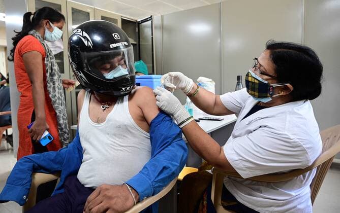 News Bilder des Tages May 6, 2021: Prayagraj, Allahabad, India: A medical worker inoculates a man still wearing his motorcycle helmet with a dose of Covaxin vaccine against the Covid-19 coronavirus at Moti Lal Nehru Medical College in Allahabad. Allahabad India - ZUMAv115 20210506_zap_v115_003 Copyright: xPrabhatxKumarxVermax